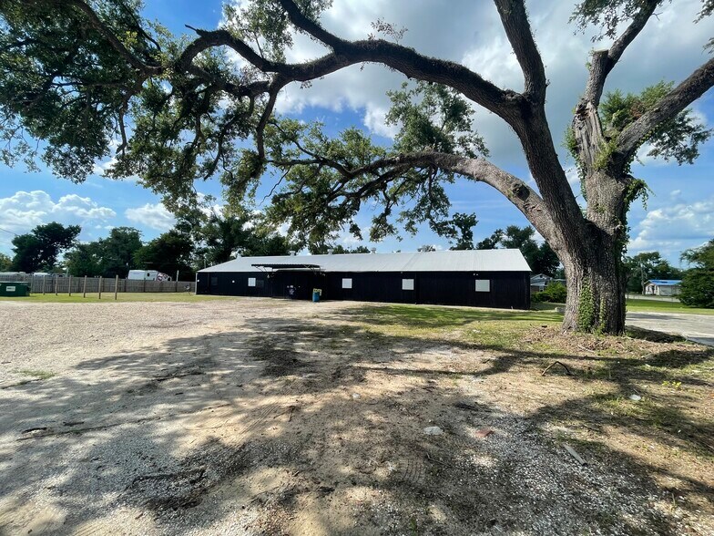 More Photos Of 2331 1/2 Broad St, Lake Charles Warehouse For Lease