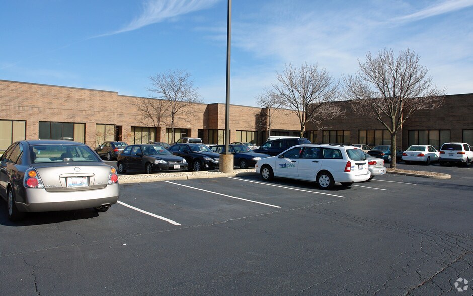 More Photos Of 650 W Grand Ave, Elmhurst Flex For Lease