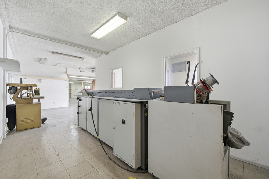 More Photos Of 915 W Olive Ave, Burbank Office For Sale