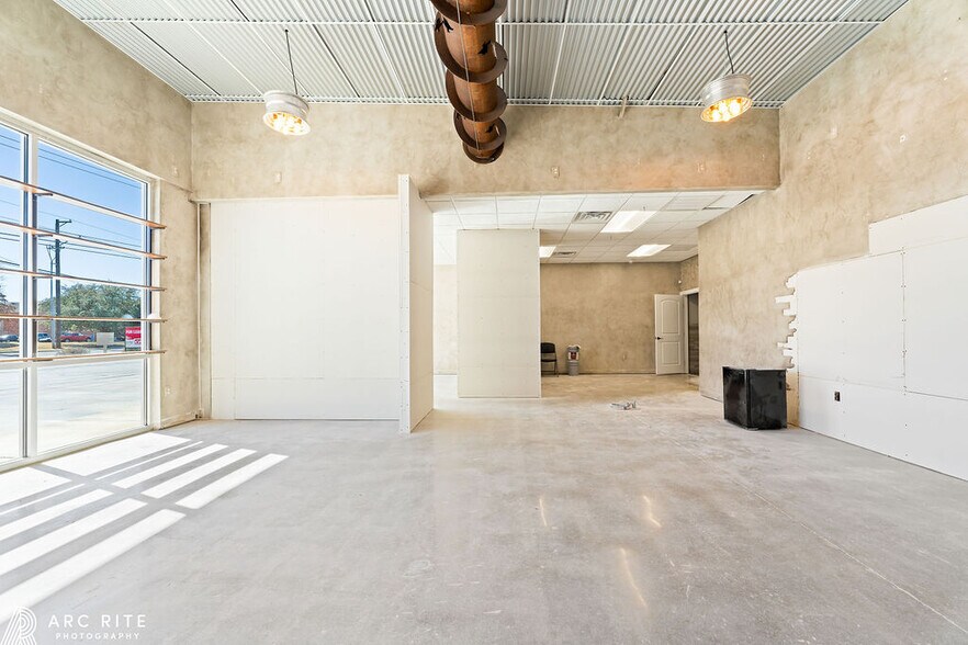 More Photos Of 5820 66th St, Lubbock Storefront Retail Office For Sale