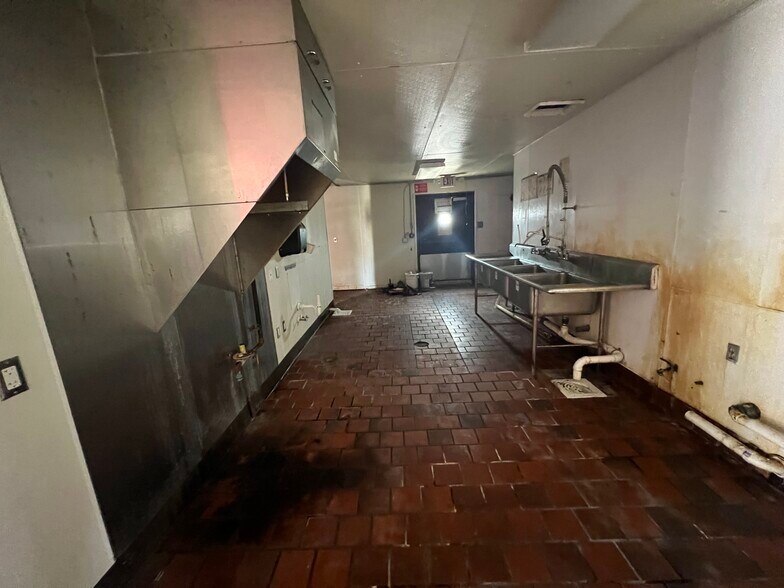 More Photos Of 3450 Demetropolis Rd, Mobile Restaurant For Sale