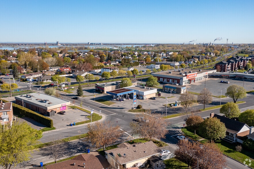 More Photos Of 80-90 Rue Quévillon, Varennes Convenience Store For Sale