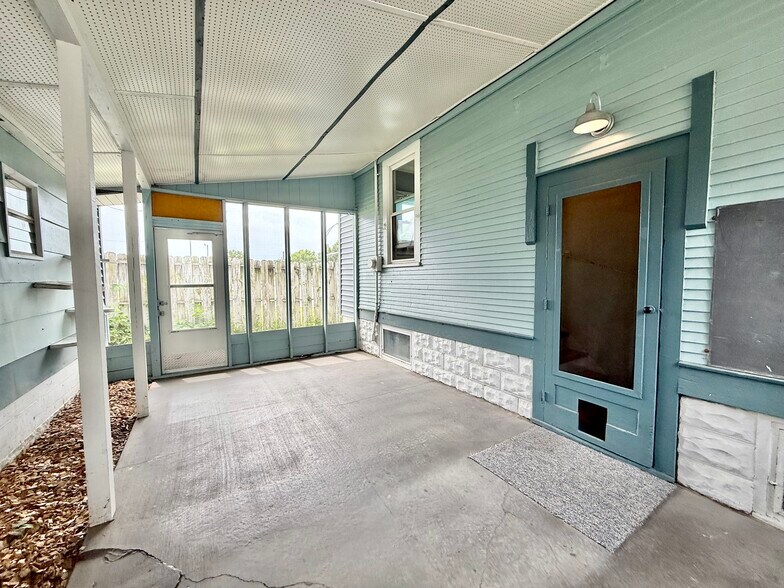 More Photos Of 4529 11th St, Rock Island Office For Sale