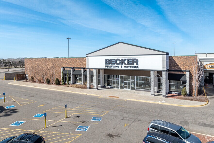 More Photos Of 398 Northtown Dr, Blaine Freestanding For Lease