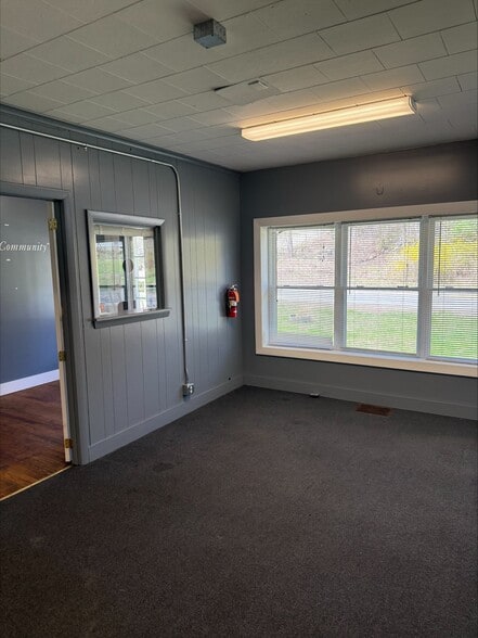 More Photos Of 271 Litchfield Rd, Harwinton Manufacturing For Sale