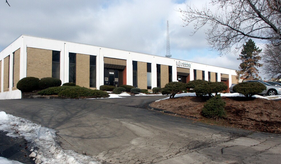 More Photos Of 1249-1265 N Warson Rd, Creve Coeur Warehouse For Lease