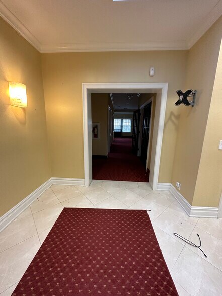 More Photos Of 25 Nassau Ln, Island Park Office For Lease