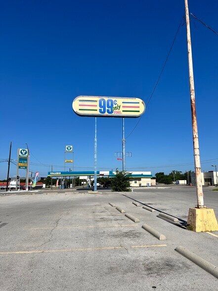 More Photos Of 6732 Camp Bowie Blvd, Fort Worth Freestanding For Lease