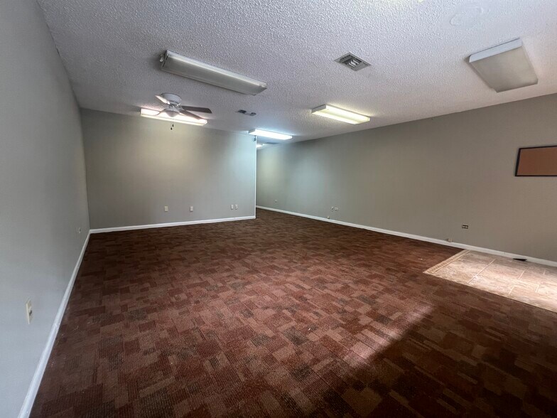 More Photos Of 2426 Mayport Rd, Jacksonville Showroom For Lease