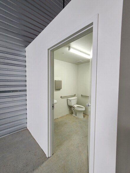 More Photos Of 3031 Palm Beach Blvd, Fort Myers Warehouse For Lease