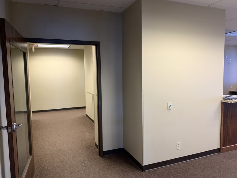 More Photos Of 444 Executive Center Blvd, El Paso Office For Lease
