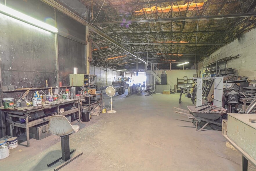 More Photos Of 1117 N Avenue T, Lubbock Warehouse For Sale