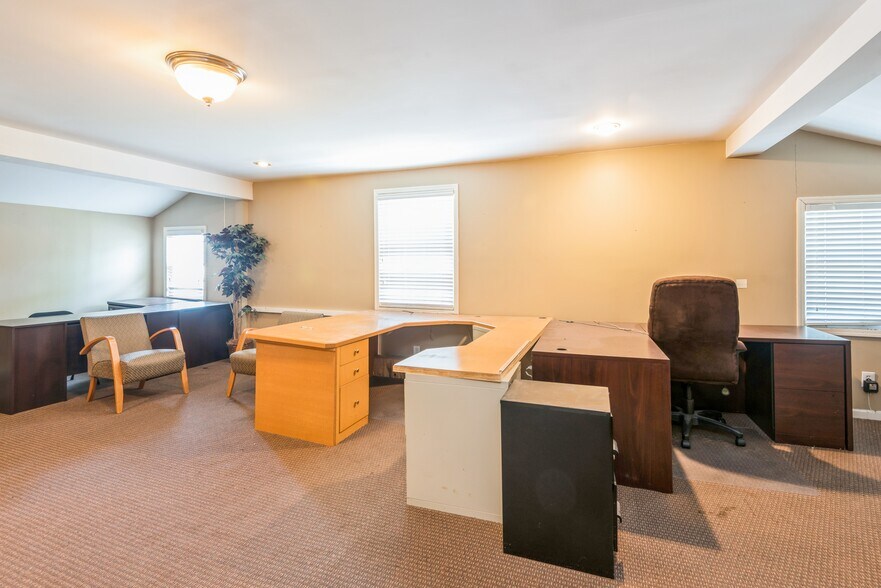 More Photos Of 41 Degnon Blvd, Bay Shore Manufacturing For Sale