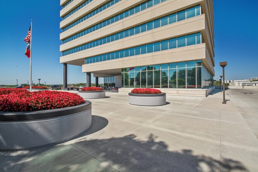 More Photos Of 7411 John Smith, San Antonio Office For Sale