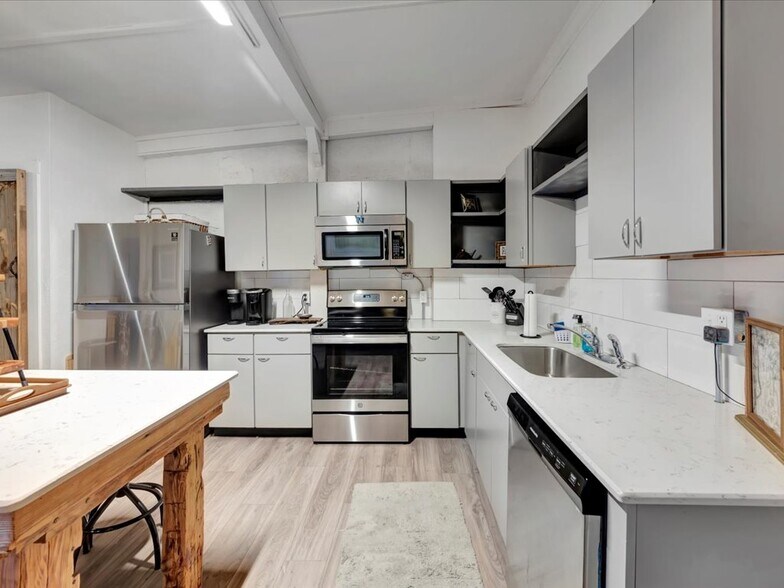 More Photos Of 132 Nacogdoches St, Center Storefront Retail Residential For Sale