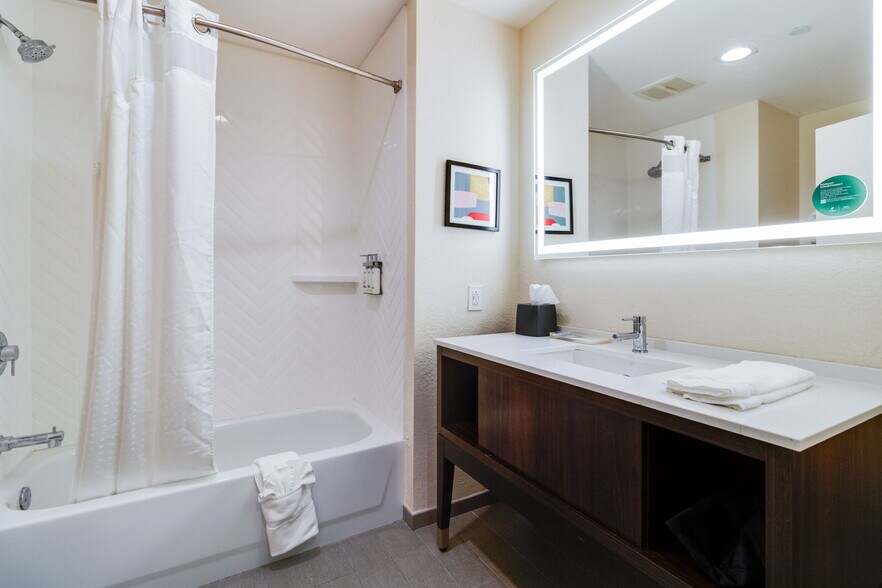 More Photos Of 1800 Martin Luther King Blvd, Houma Hotel For Sale