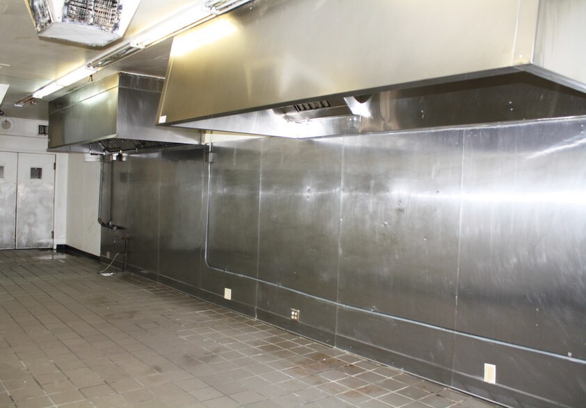 More Photos Of 10425 N Scottsdale Rd, Scottsdale General Retail For Sale