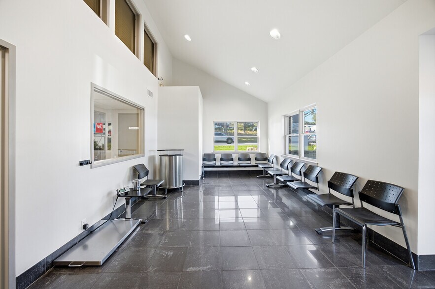 More Photos Of 3201 Hulen St, Fort Worth Veterinarian Kennel For Sale