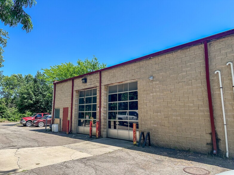 More Photos Of 51300-52300 W Huron River Dr, Belleville Auto Repair For Lease