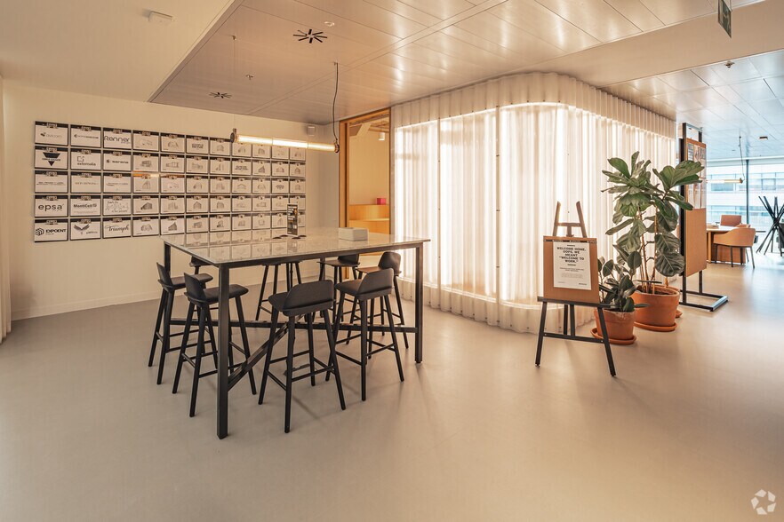 More Photos Of 1 Calle Vía de los Poblados, Madrid Coworking Space