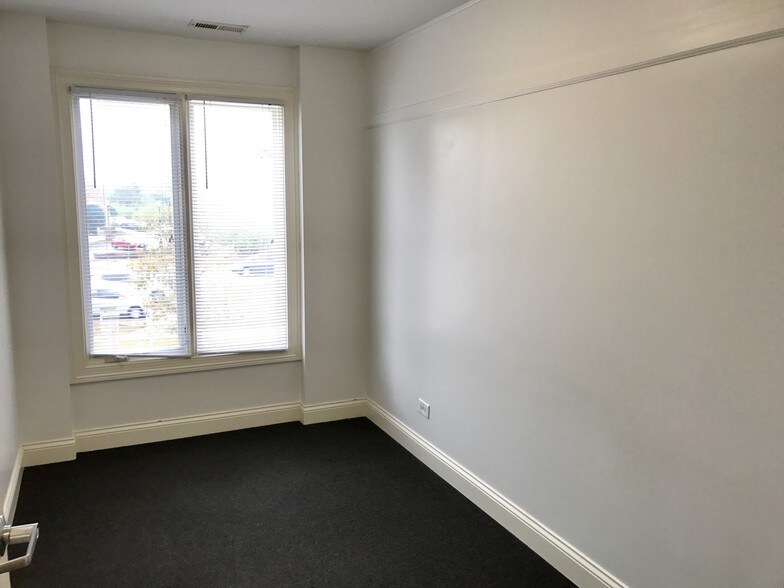 More Photos Of 103 E Ogden Ave, Clarendon Hills Office For Sale