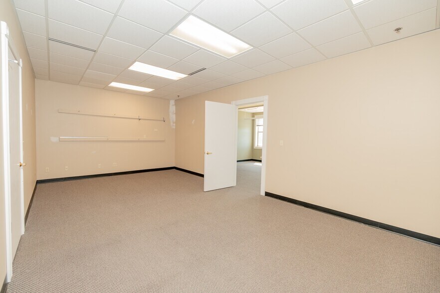 More Photos Of 2142 -2160 W Chesterfield Blvd, Springfield Storefront Retail Office For Lease