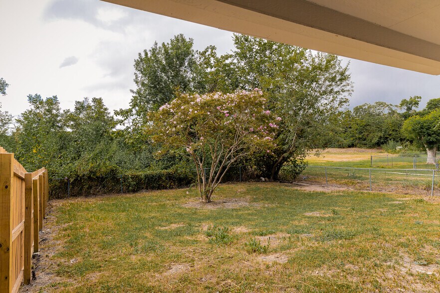 More Photos Of 811 Matchett St, Brenham Apartments For Sale