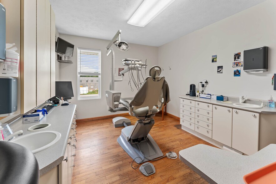 More Photos Of 711 N Pike St, Grafton Office For Sale