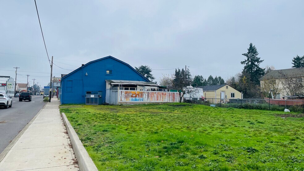 More Photos Of 293 N Bridge St, Lafayette Convenience Store For Sale