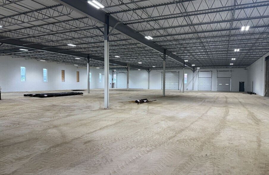 More Photos Of 5570 Creek Rd, Blue Ash Warehouse For Lease