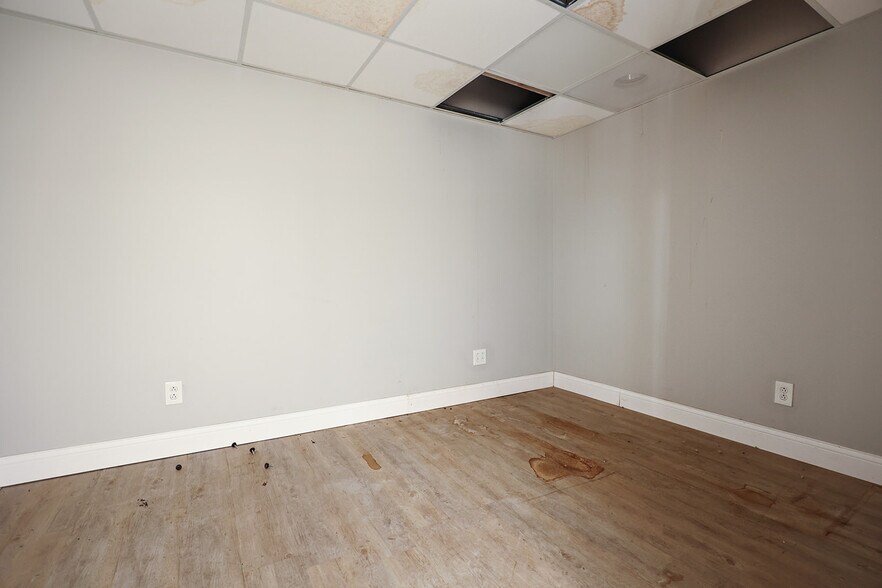 More Photos Of 7255 Olive Blvd, Saint Louis General Retail For Sale