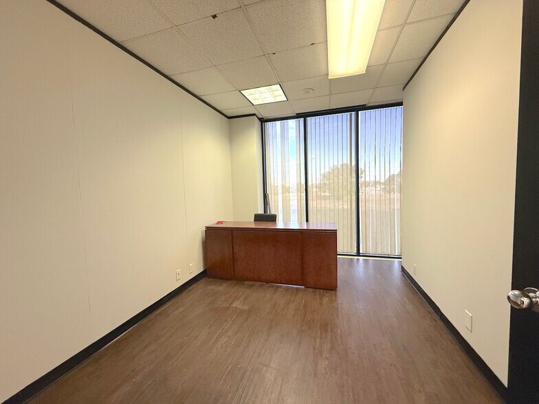 More Photos Of 6100 Corporate Dr, Houston Office For Sale