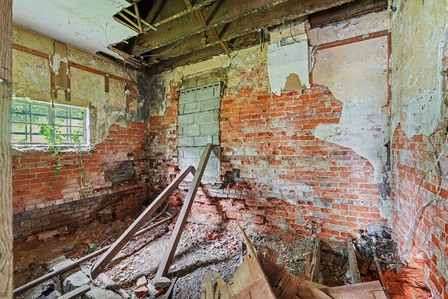 More Photos Of 831 Highway Ave, Covington Office For Sale
