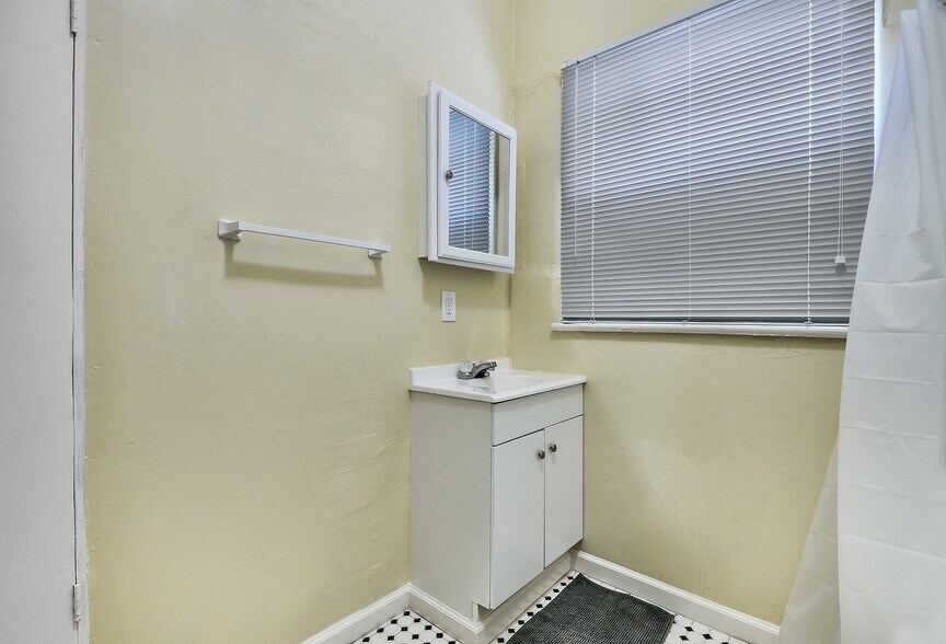 More Photos Of 721-729 S Alvarado St, Los Angeles Apartments For Lease
