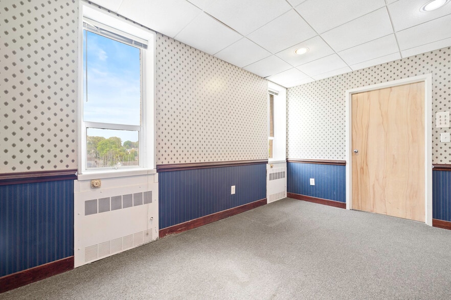 More Photos Of 3715 Main St, Bridgeport Medical For Lease