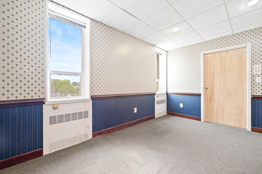 More Photos Of 3715 Main St, Bridgeport Medical For Lease