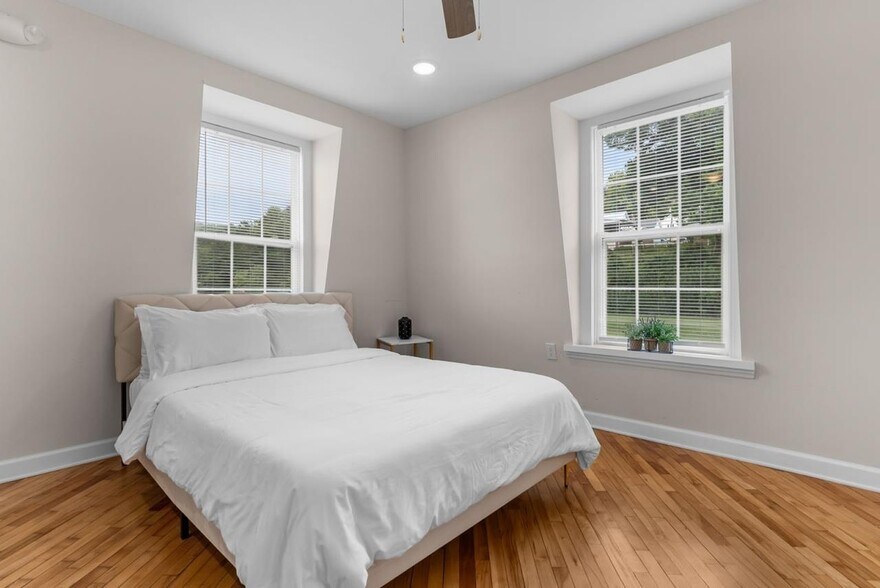 More Photos Of 509 W Main St, Fries Hotel For Sale