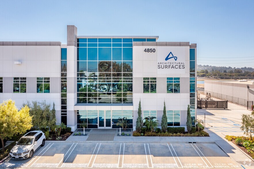 More Photos Of 4850-4852 E La Palma, Anaheim Warehouse For Lease