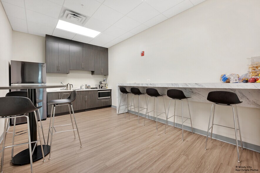 More Photos Of 250 N Schmale Rd, Carol Stream Warehouse For Lease