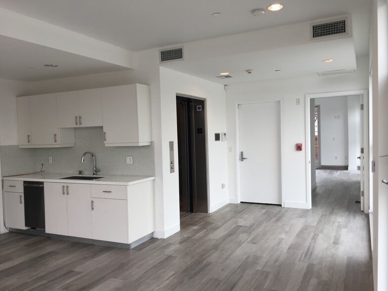 More Photos Of 600 S La Brea Ave, Los Angeles Storefront Retail Residential For Sale