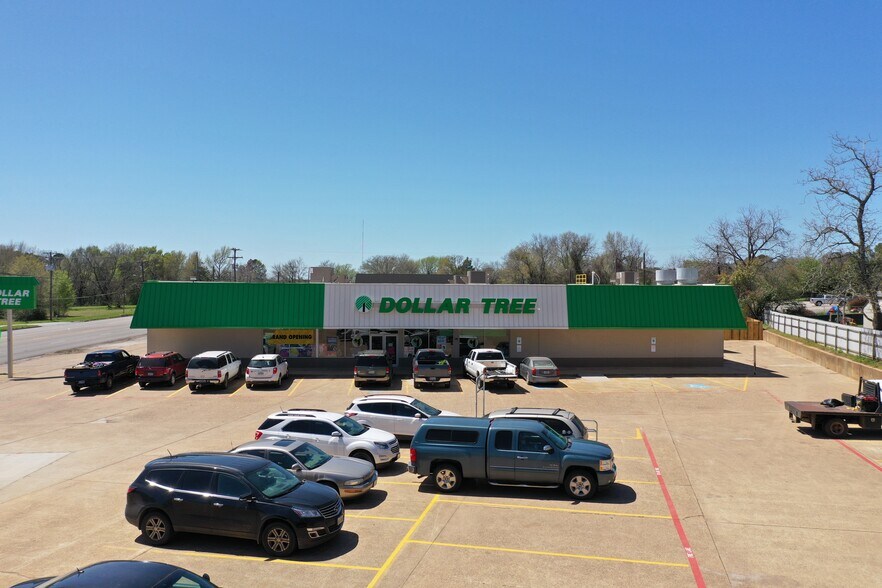 Primary Photo Of 3911 W Oak St, Palestine General Retail For Sale