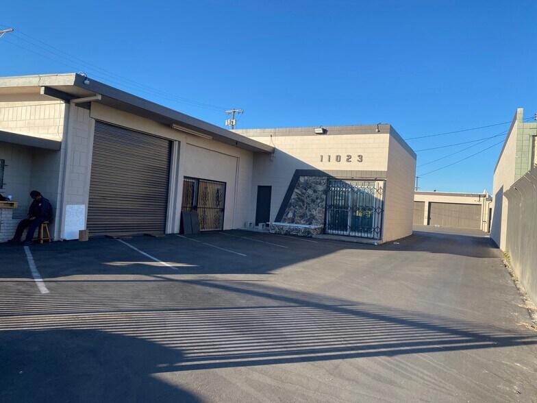 More Photos Of 11019-11023 Glenoaks Blvd, Pacoima Warehouse For Lease