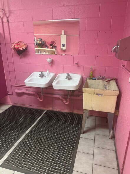 More Photos Of 34401 Commerce Rd, Fraser Warehouse For Lease