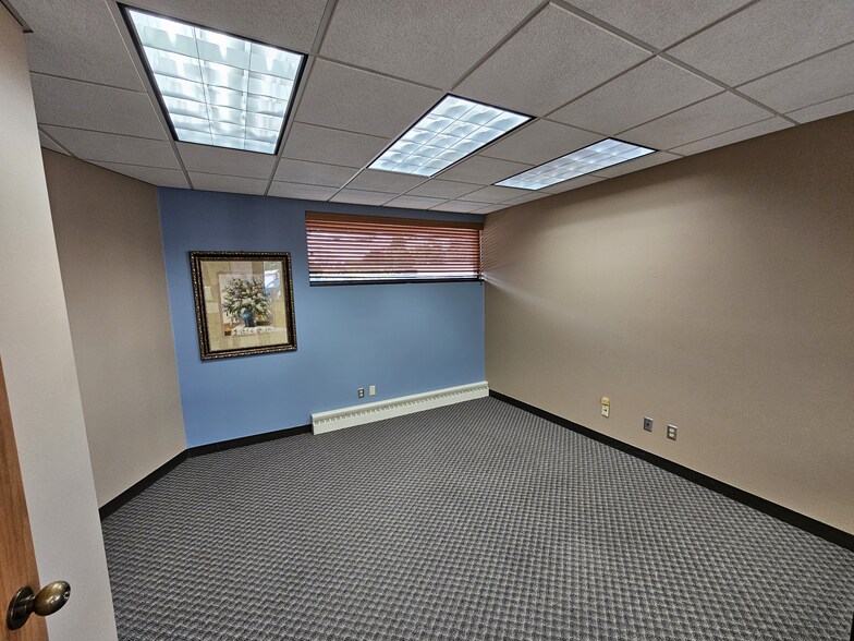 More Photos Of 1093 Appleton Rd, Menasha Office For Sale