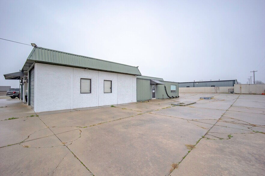 More Photos Of 401 S Ranchwood Blvd, Yukon Flex For Sale