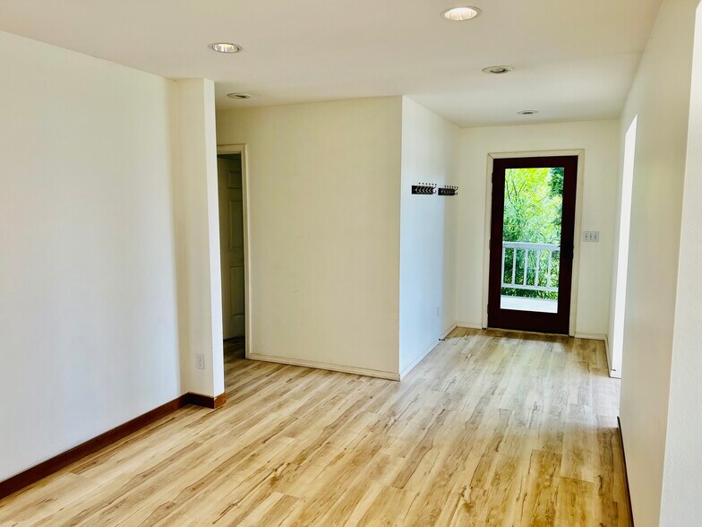 More Photos Of 808-810 6th St S, Kirkland Office Residential For Lease