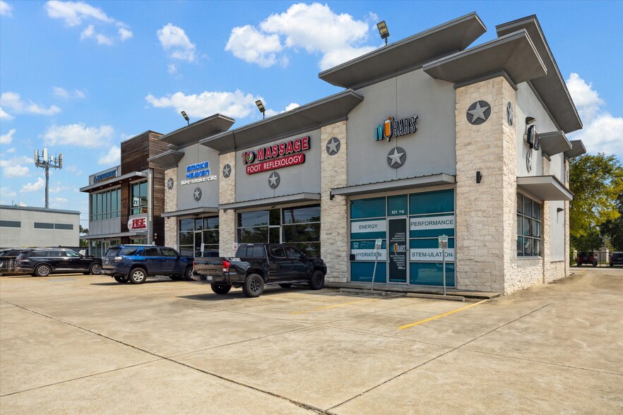 More Photos Of 831 North Loop W, Houston Storefront For Lease