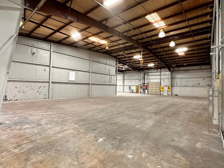 More Photos Of 418 E Jones St, Lewisville Manufacturing For Lease
