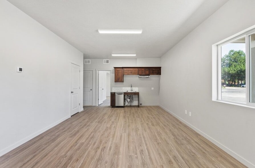 More Photos Of 225 N Happy Valley Rd, Nampa Warehouse For Lease