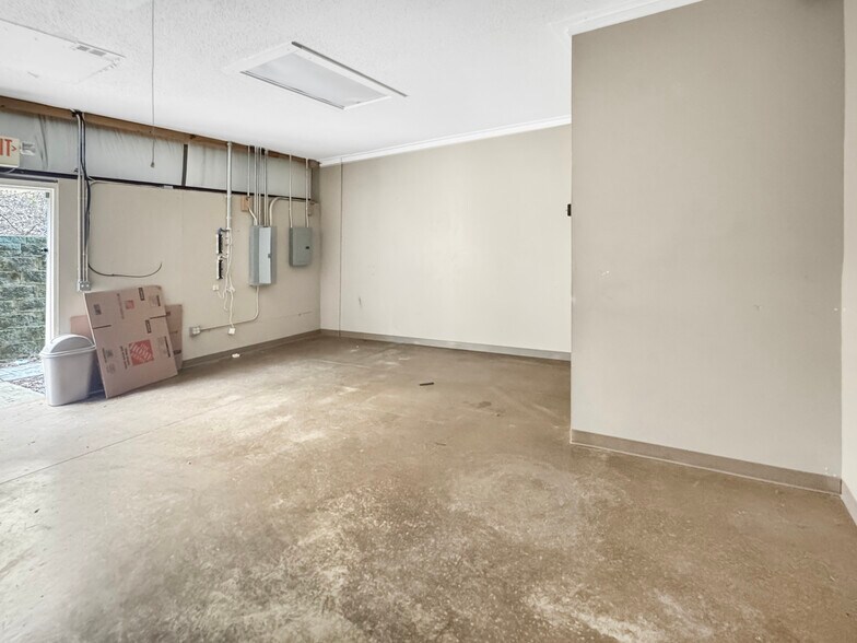 More Photos Of 4720 University Blvd E, Tuscaloosa Showroom For Lease